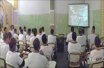 Alunos assistem filme em sala de aula